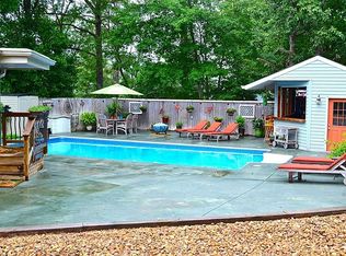 512 Hideaway Point Rd, Topping, VA 23169