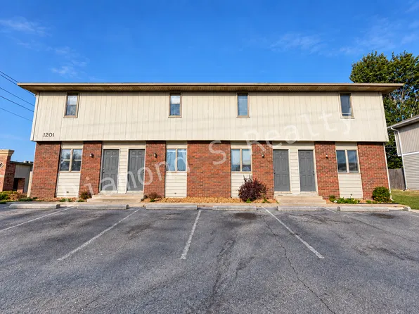 1201 N Main St, Nixa, MO 65714