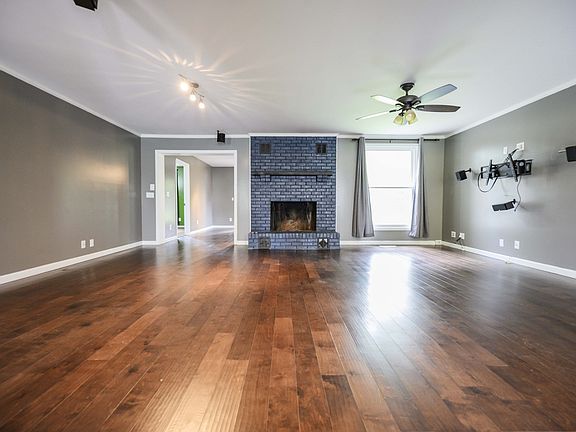 2nd image of 100 Brookhaven Trl