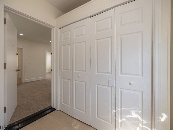 4th image of 39 Hurden St