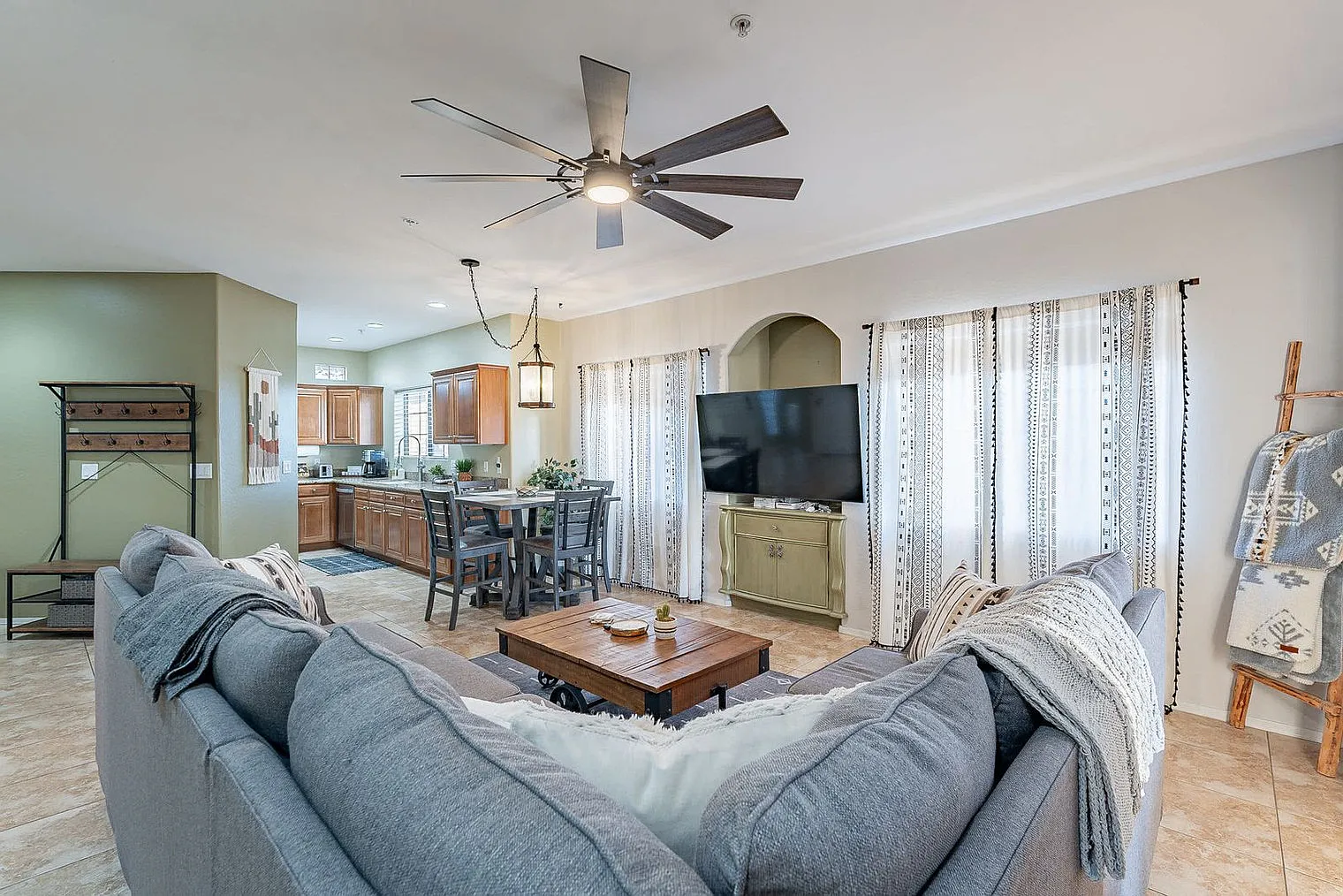 2 bed, 2.0 bath, 1097 sqft, $7,894 — Photo 2