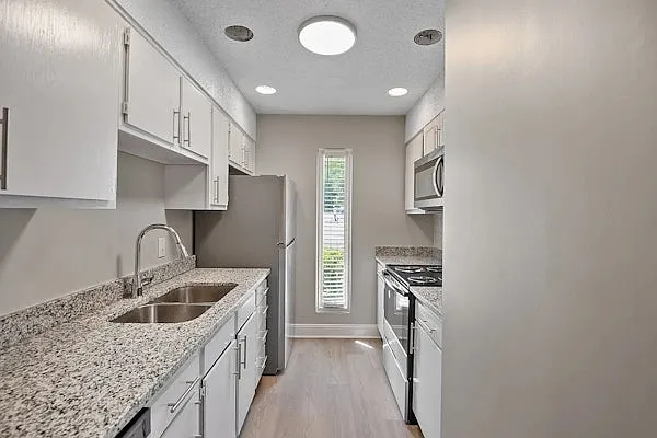 Colonial Pointe Apartments
