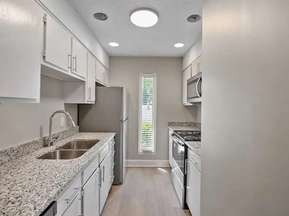 Colonial Pointe Apartments