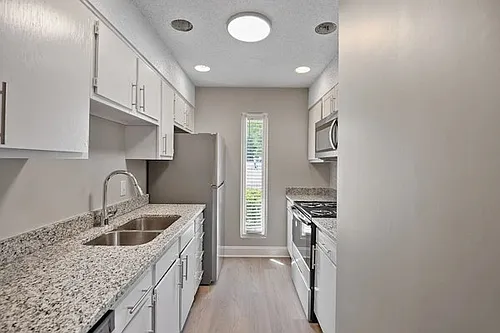Colonial Pointe Apartments Photo 1