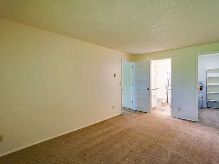 Sussex Village Apartments — Photo 38
