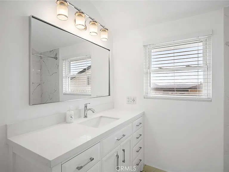 841 Irving — Photo 17