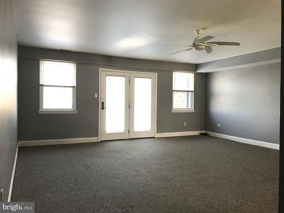 Over- sized leaving room on main level