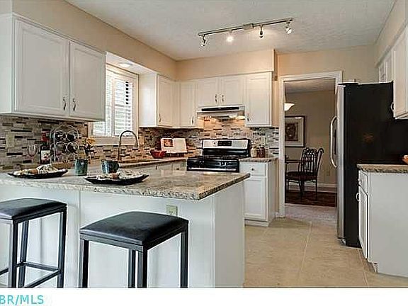 4th image of 705 Village Park Dr
