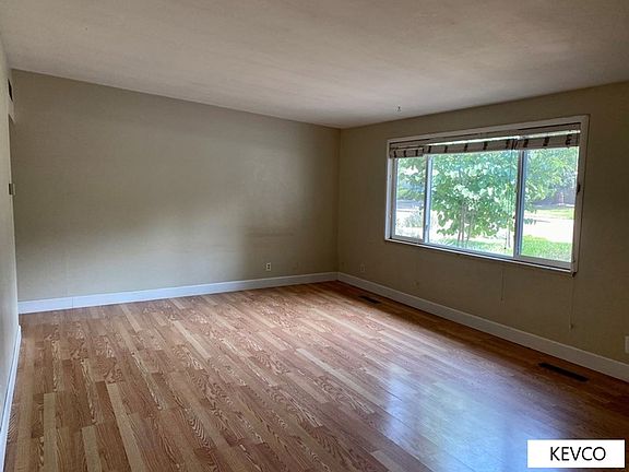 2nd image of 822 Balsam Ln