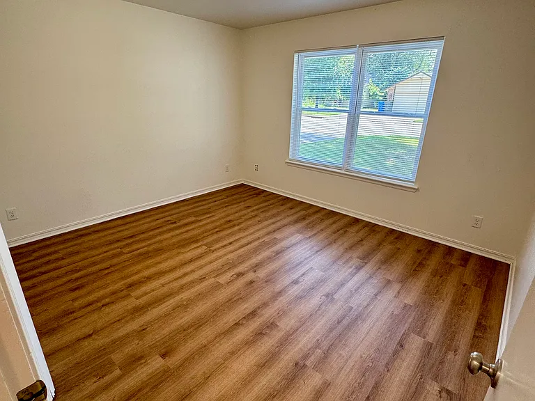 1484 E Cortland St — Photo 15
