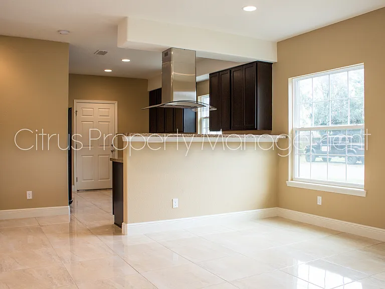 2419 S Shine Ave — Photo 2