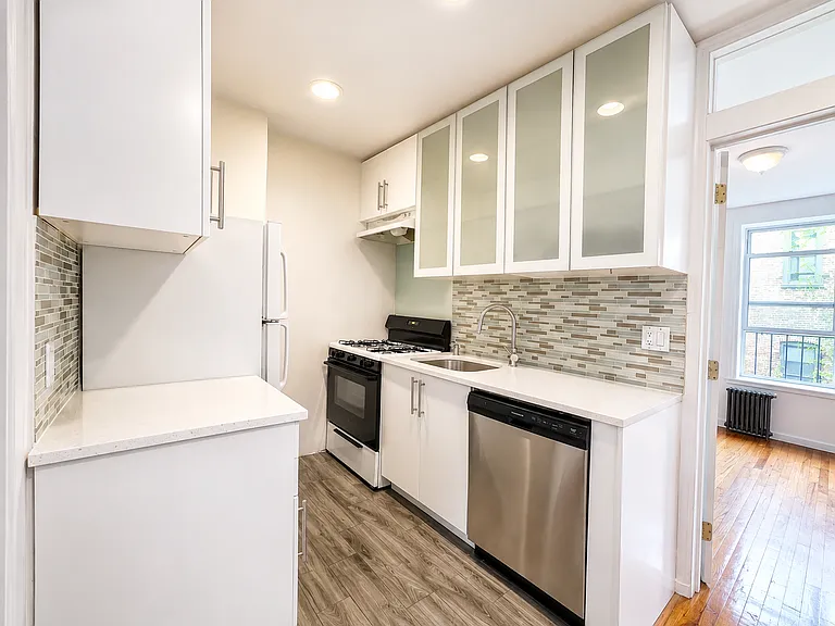 528 W 46th St #5W — Photo 4