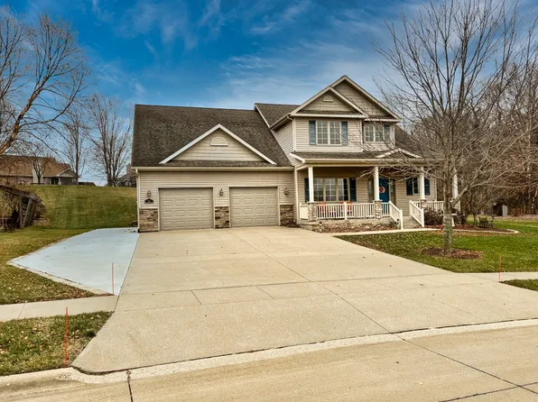 1215 Shadow Ln, Pella, IA 50219