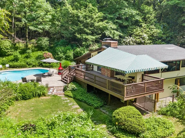 6 Great Pond Lane, Redding, CT 06896