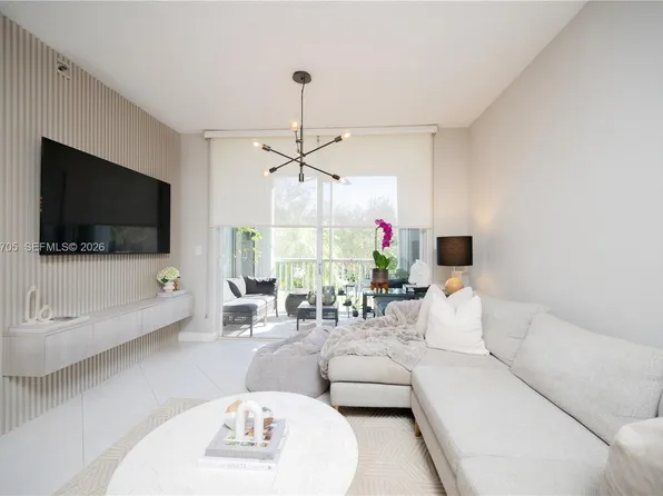 9725 NW 52nd St APT 215, Doral, FL 33178
