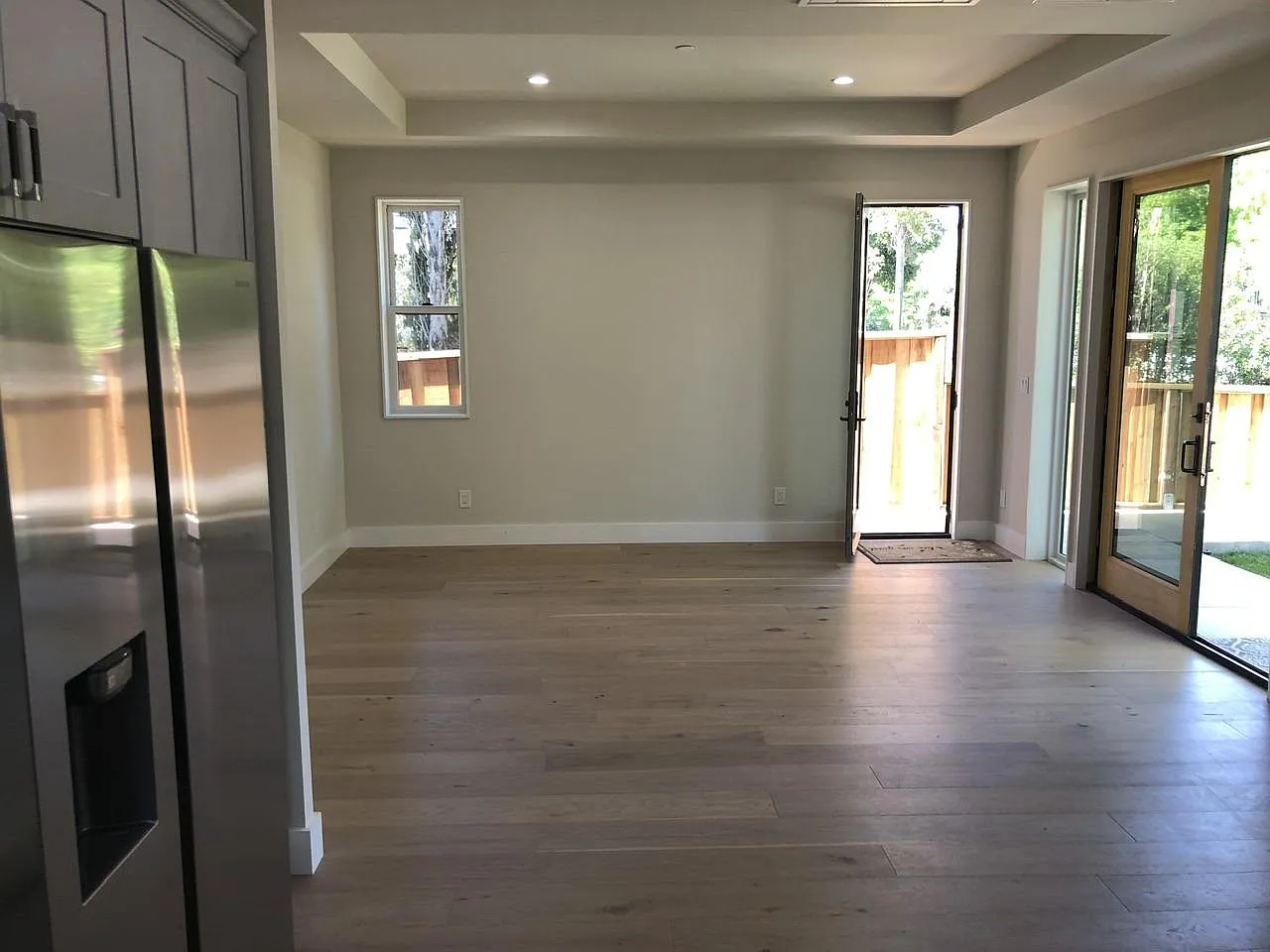 2 bed, 960 sqft, $6,075 — Photo 3