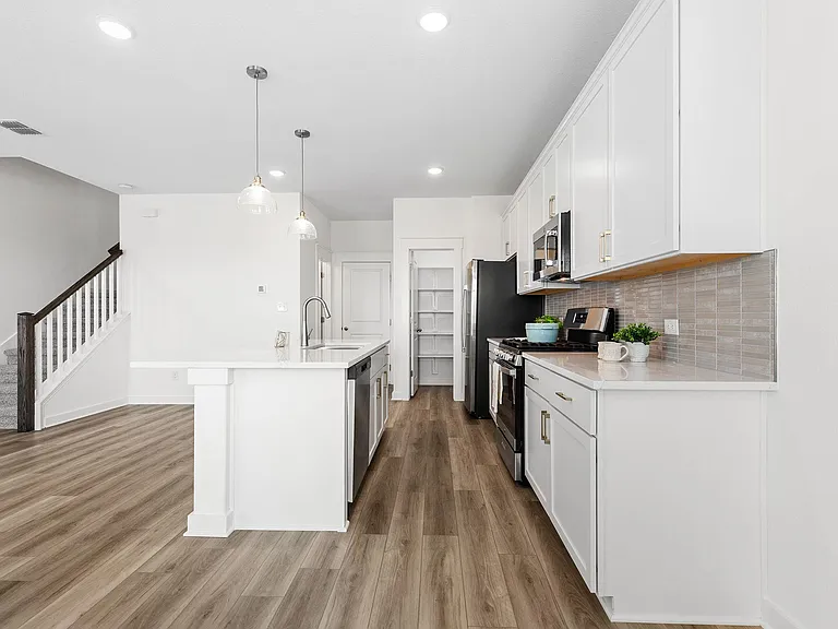120 Hartson Dr — Photo 2