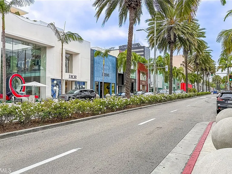 135 S Canon Dr — Photo 15