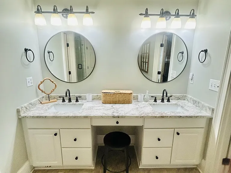 On suite bathroom features granite countertops, double sinks, vanity and jetted tub!
