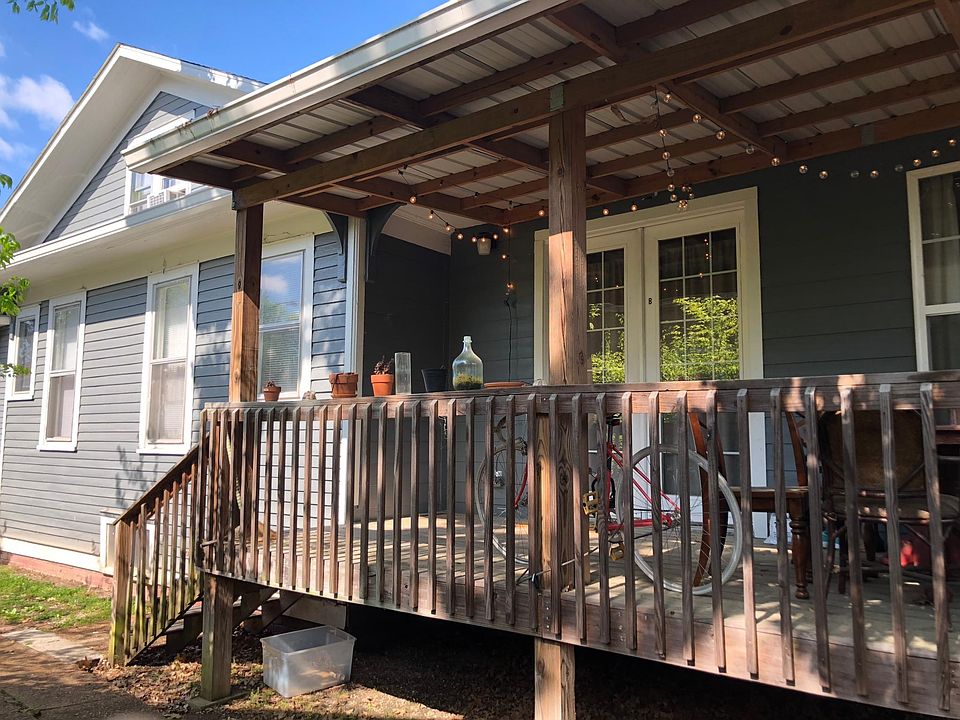 Welcome home to your private Highland Park 1BR/1BA apartment!