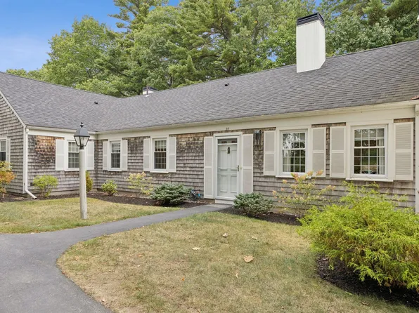 27 Colonial Village #27, Falmouth, ME 04105