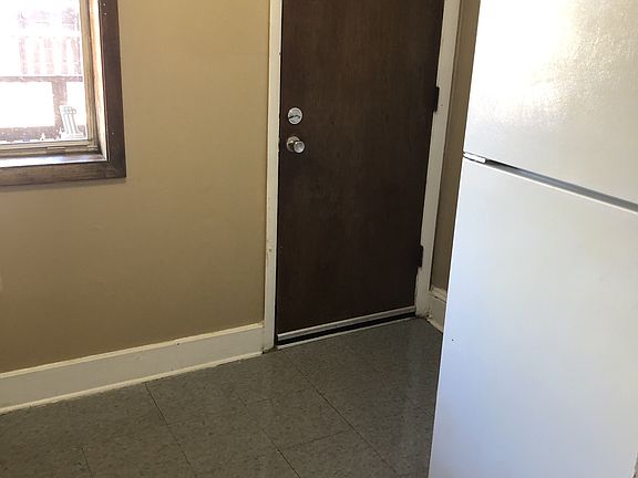 3rd image of 429 W G St #T16