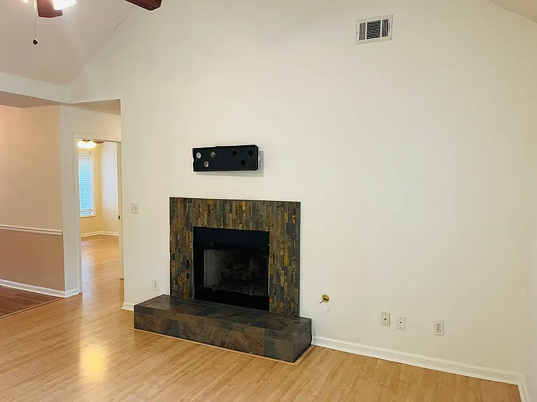 145 Riverside Dr — Photo 7