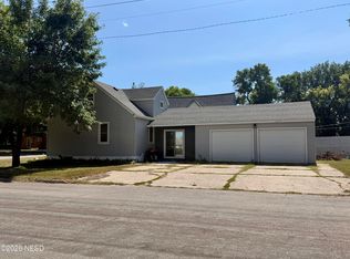 802 S 2nd St, Milbank, SD 57252