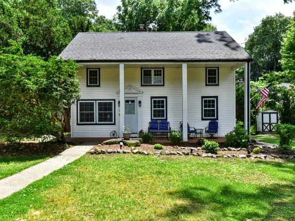 6 Standish Ln, Kinnelon, NJ 07405