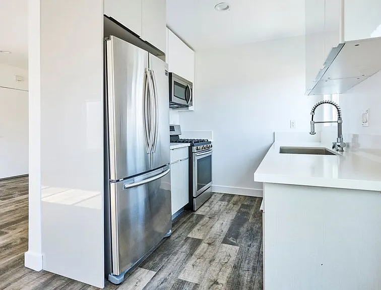 1333 W 36th Place Apartments — Photo 17