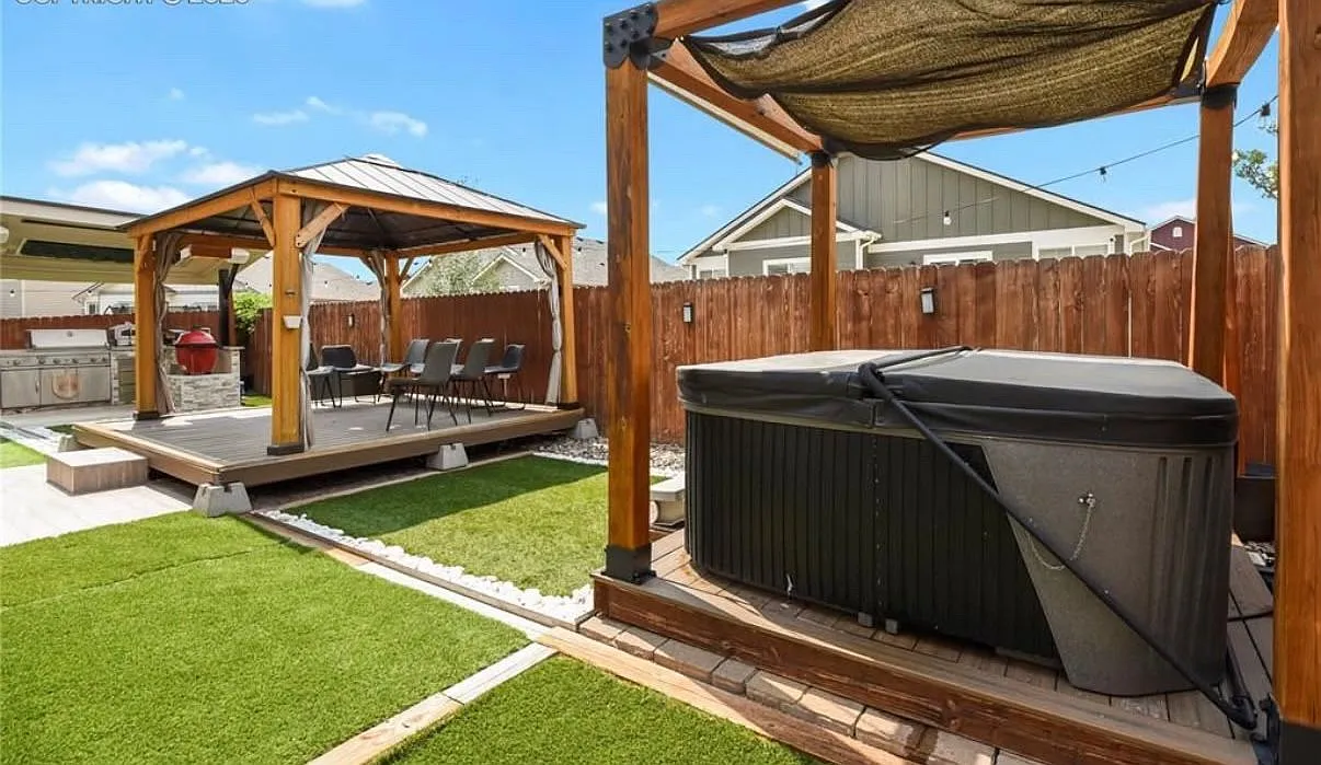 6832 Galpin Dr — Photo 2