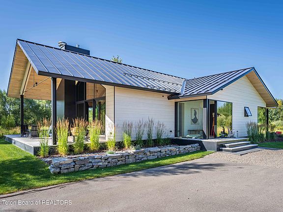 4th image of 2075 S Park Ranch Rd
