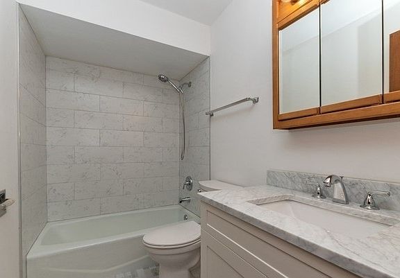 5th image of 5825 W 103rd St APT 3SE