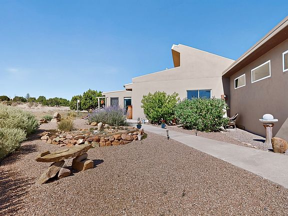 2nd image of 8 Estambre Ct