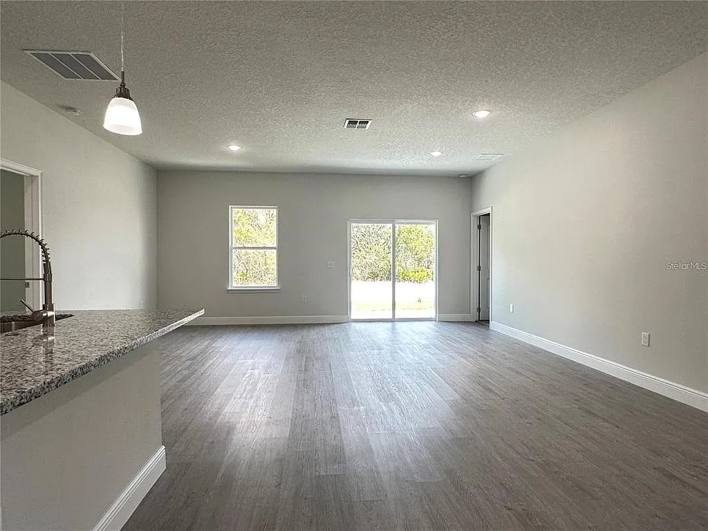 4 bed, 2.0 bath, 1758 sqft, $1,900 — Photo 4