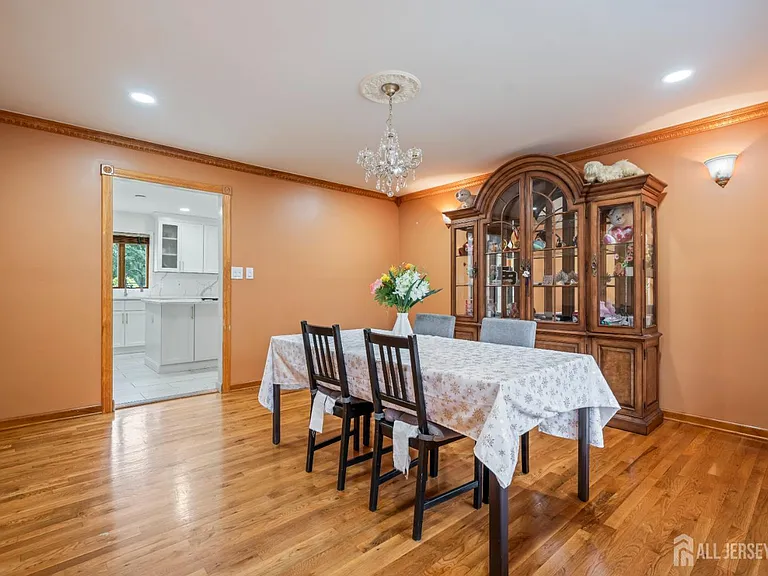 16 London Dr — Photo 8