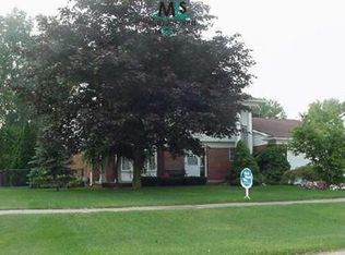 6146 Atkins Dr, Troy, MI 48085