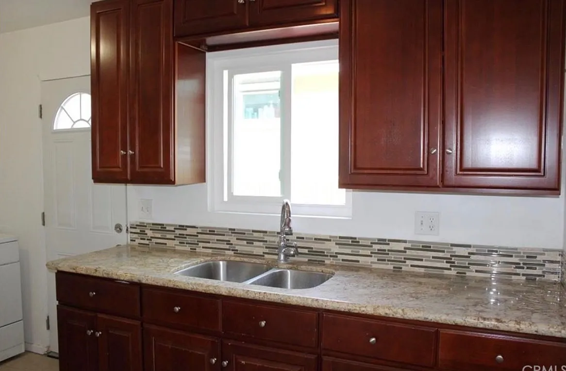 2 bed, 819 sqft, $2,816 — Photo 3