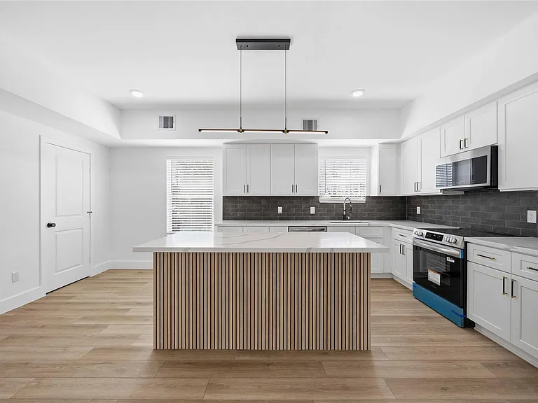 801 E 32nd 1/2 St #A — Photo 19
