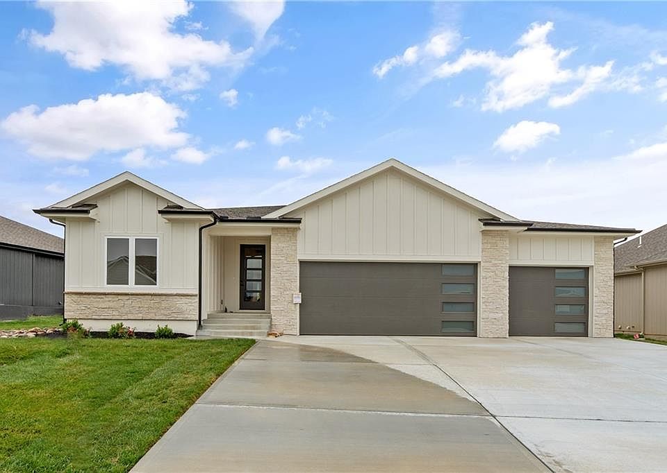 1st image of 4073 NE Chapel Manor Dr