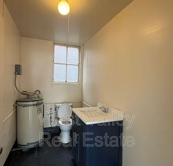 520 Center St #DOWNTOWN COMMERCIAL — Photo 5
