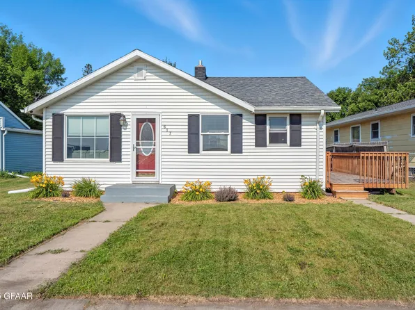 617 5th Ave NE, East Grand Forks, MN 56721
