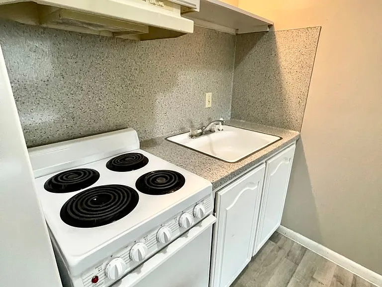 2409-2437 E 59th Ct — Photo 5