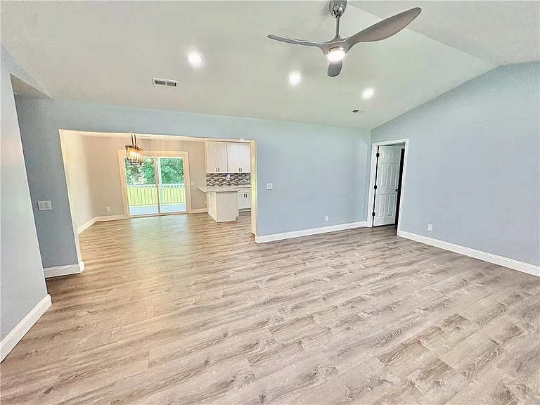 113 Aycock Dr — Photo 2