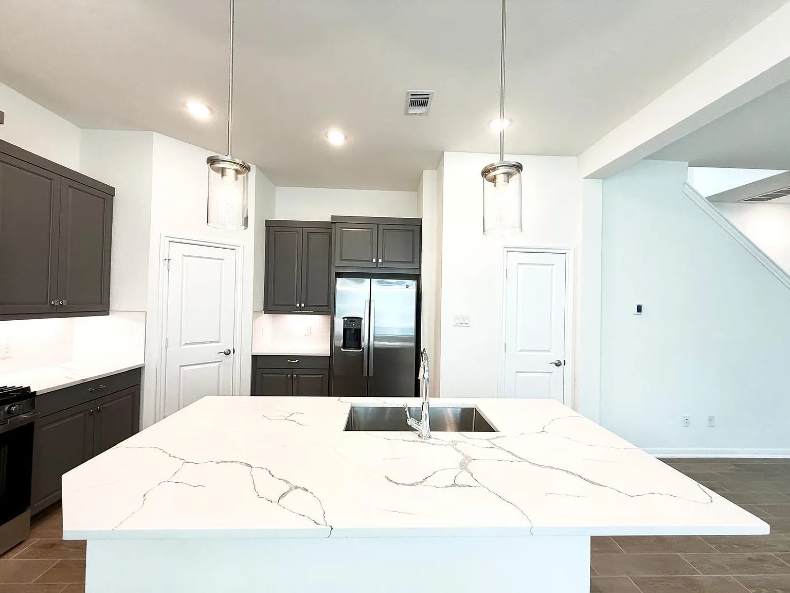 3 bed, 2.5 bath, 1982 sqft, $2,250 — Photo 3