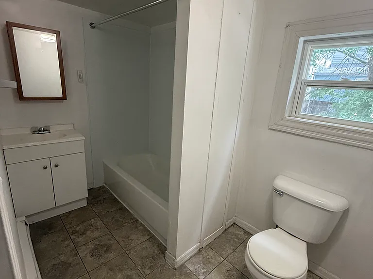 123 N Meade St — Photo 9