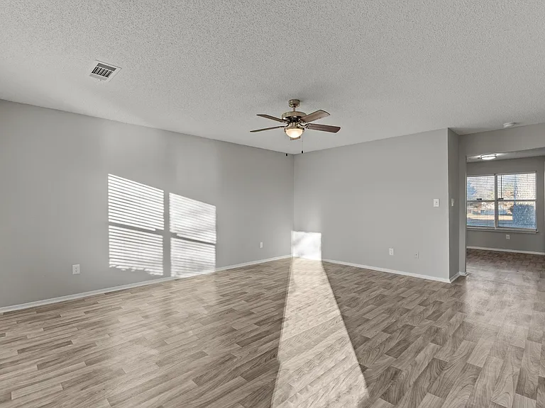 Wilshire Park Apartments — Photo 3
