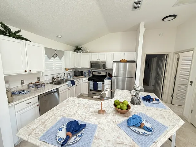 3024 Burbank Ln — Photo 6