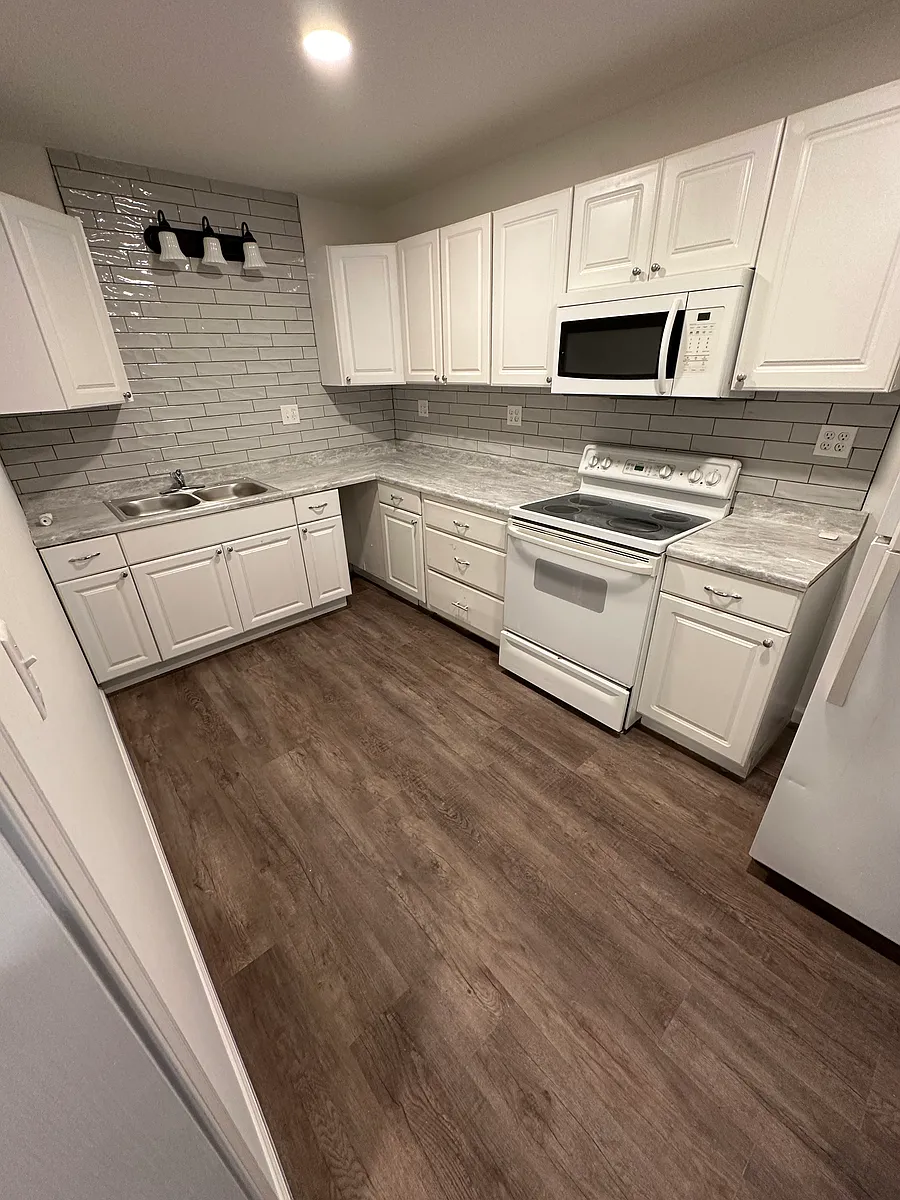 Full kitchen with oven, microwave, refrigerator, and freezer. - 301 Spring Hollow Rd #BASEMENT