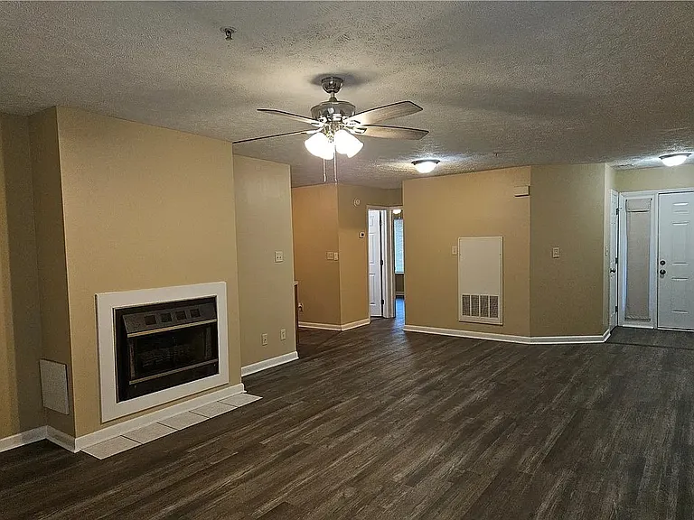 3375 Galleria Dr — Photo 6